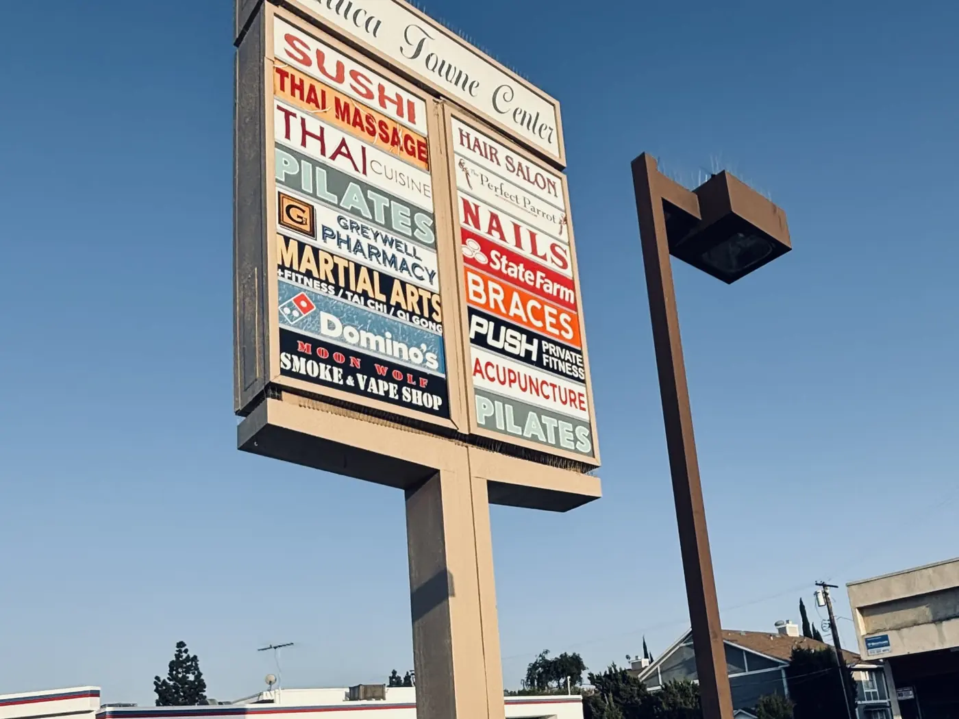 Çok işletmeli totem tabela