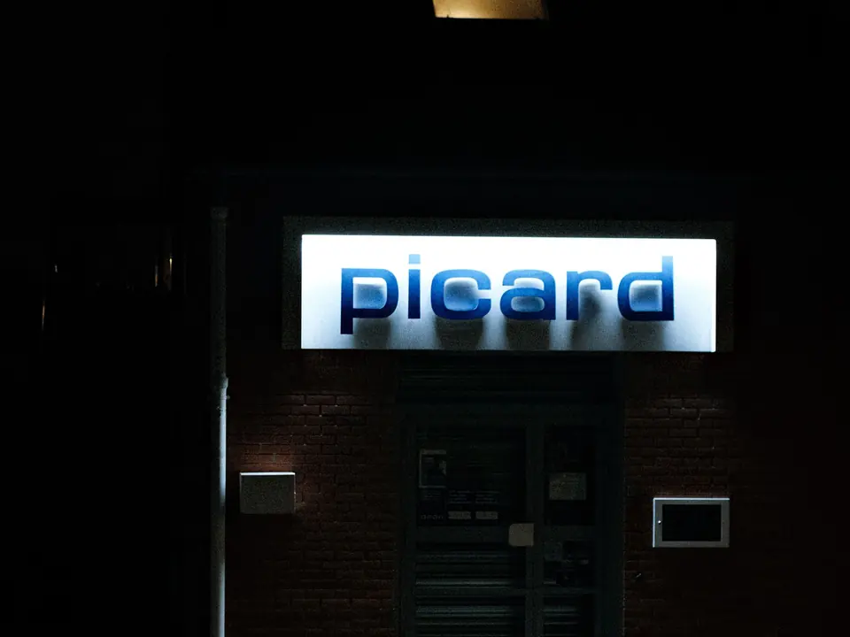 Gece yanan ışıklı tabela